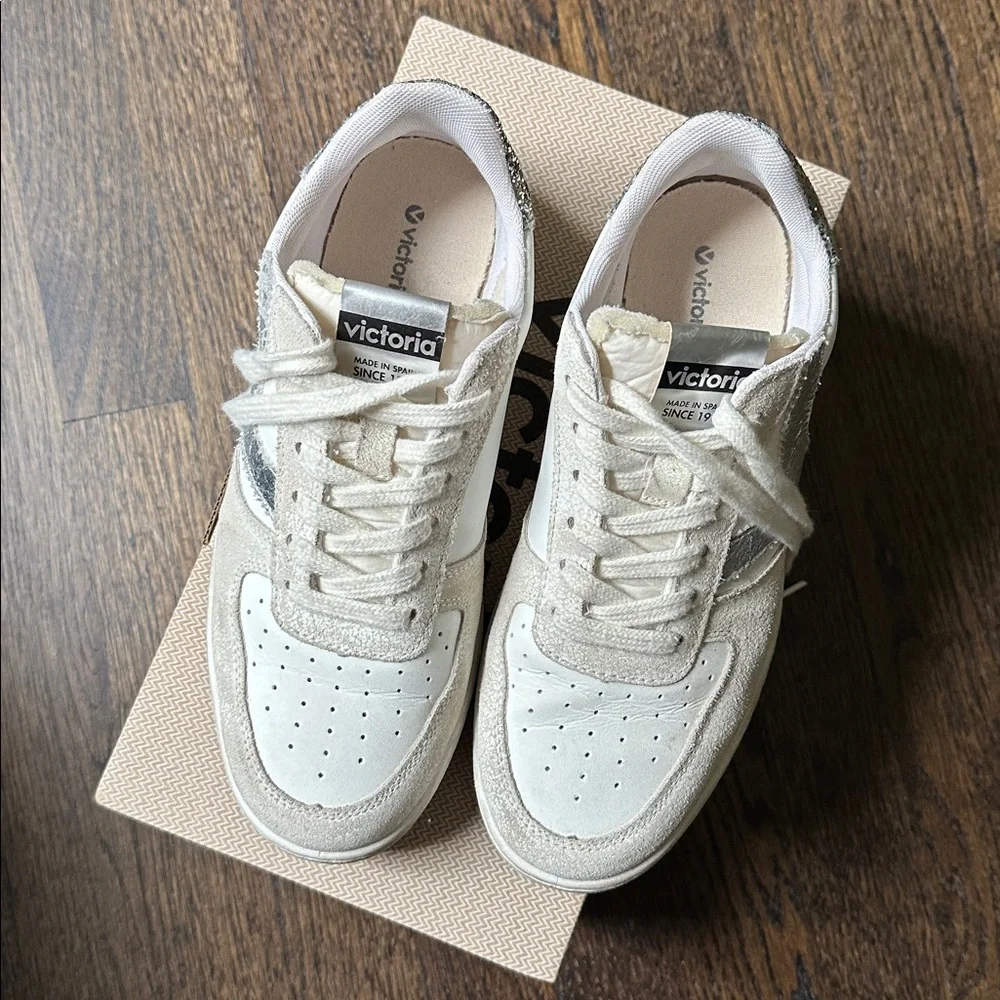 Evereve Cream and Silver Low-Top Sneakers
